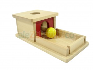 Drewniane pudełko z zółtą kulą
