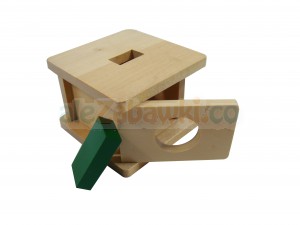 Drewniane pudełko dla malucha z zielonym prostokątem