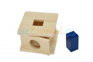 Drewniane pudełko dla malucha z niebieskim kwadratem