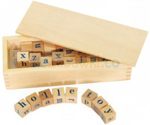 Alfabet w postaci klocków w pudełku - pomoce Montessori