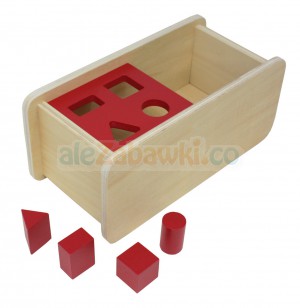 Pudełko z czerwoną pokrywką i czterema drewnianymi bryłami 