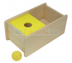 Pudełko z żółtą pokrywką i wełnianą piłeczką